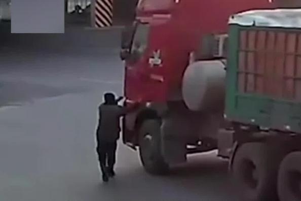 90后棉袄英雄冒险救车，世界最大抽水蓄能电站满格运行，2025年春运河北旅客发送量预计3529万人次  第2张