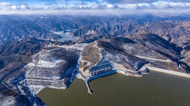 90后棉袄英雄冒险救车，世界最大抽水蓄能电站满格运行，2025年春运河北旅客发送量预计3529万人次  第3张