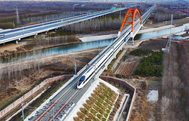 90后棉袄英雄冒险救车，世界最大抽水蓄能电站满格运行，2025年春运河北旅客发送量预计3529万人次  第4张