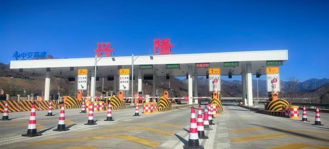 90后棉袄英雄冒险救车，世界最大抽水蓄能电站满格运行，2025年春运河北旅客发送量预计3529万人次  第5张