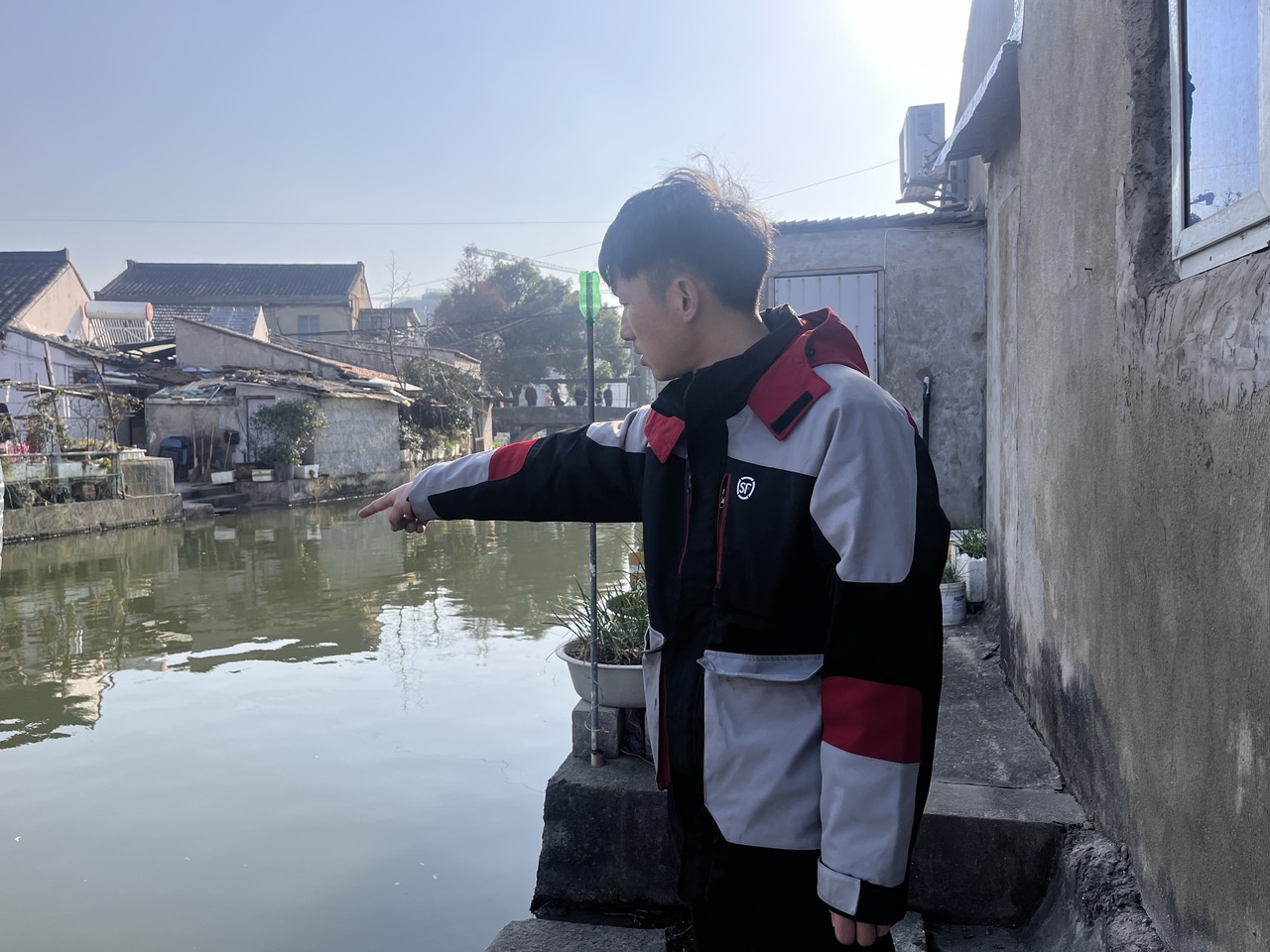 快递小哥李俊英勇救人，夫妻俩送锦旗表达救命之恩  第2张