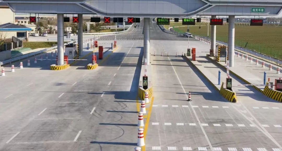 揭秘全国首个智慧零碳收费站：滕州东如何颠覆传统，打造未来出行新体验？