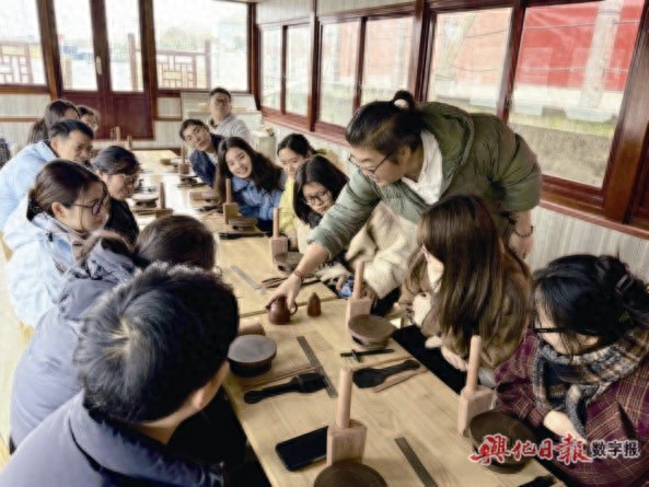 竹泓镇职工体验非遗文化：在木船上亲手制作紫砂杯，感受传统与现代的完美融合  第1张