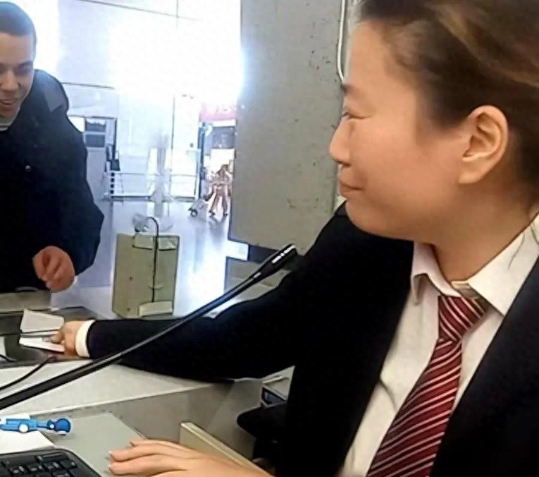 上海虹桥站售票员游园：14年练就惊人手速，一天售出千张车票的幕后故事  第1张