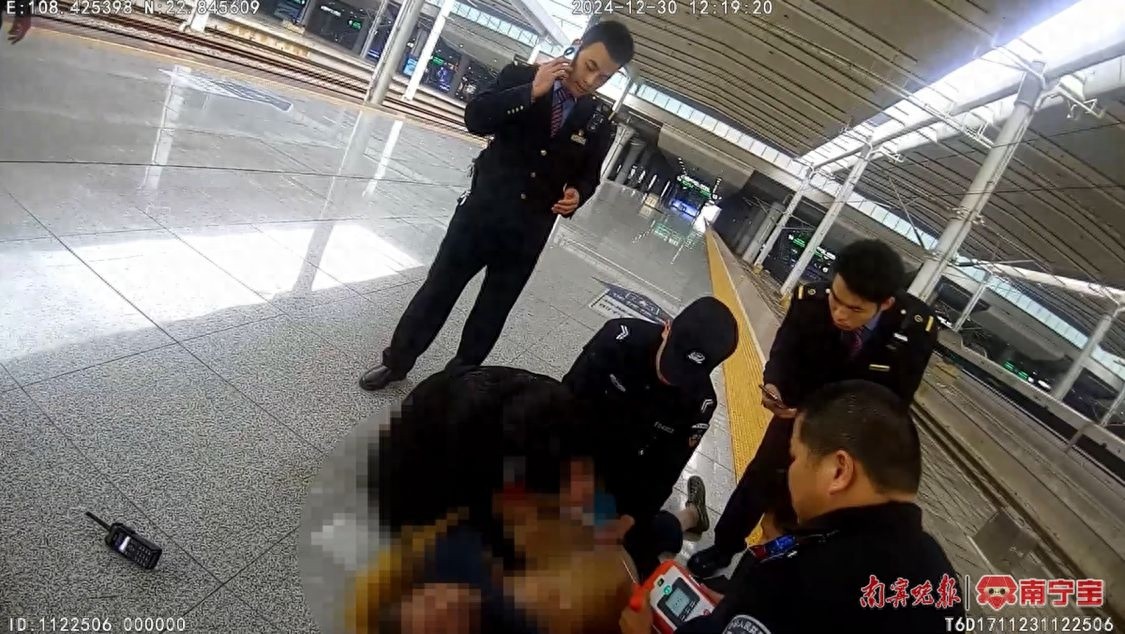 突发！南宁东站列车紧急停靠，昏迷旅客生死一线，AED除颤仪成救命关键