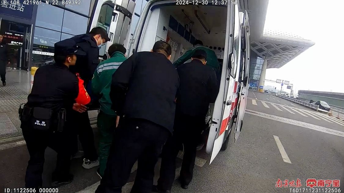 突发！南宁东站列车紧急停靠，昏迷旅客生死一线，AED除颤仪成救命关键  第2张