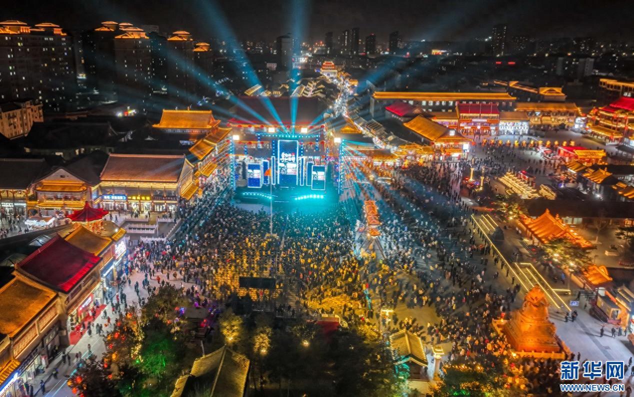 呼和浩特跨年夜：摇滚音乐、璀璨花灯与新年奶茶，2024年最难忘的夜晚  第1张