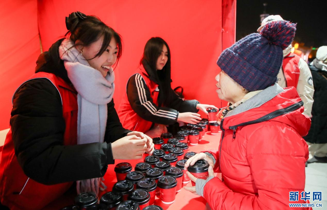 呼和浩特跨年夜：摇滚音乐、璀璨花灯与新年奶茶，2024年最难忘的夜晚  第3张