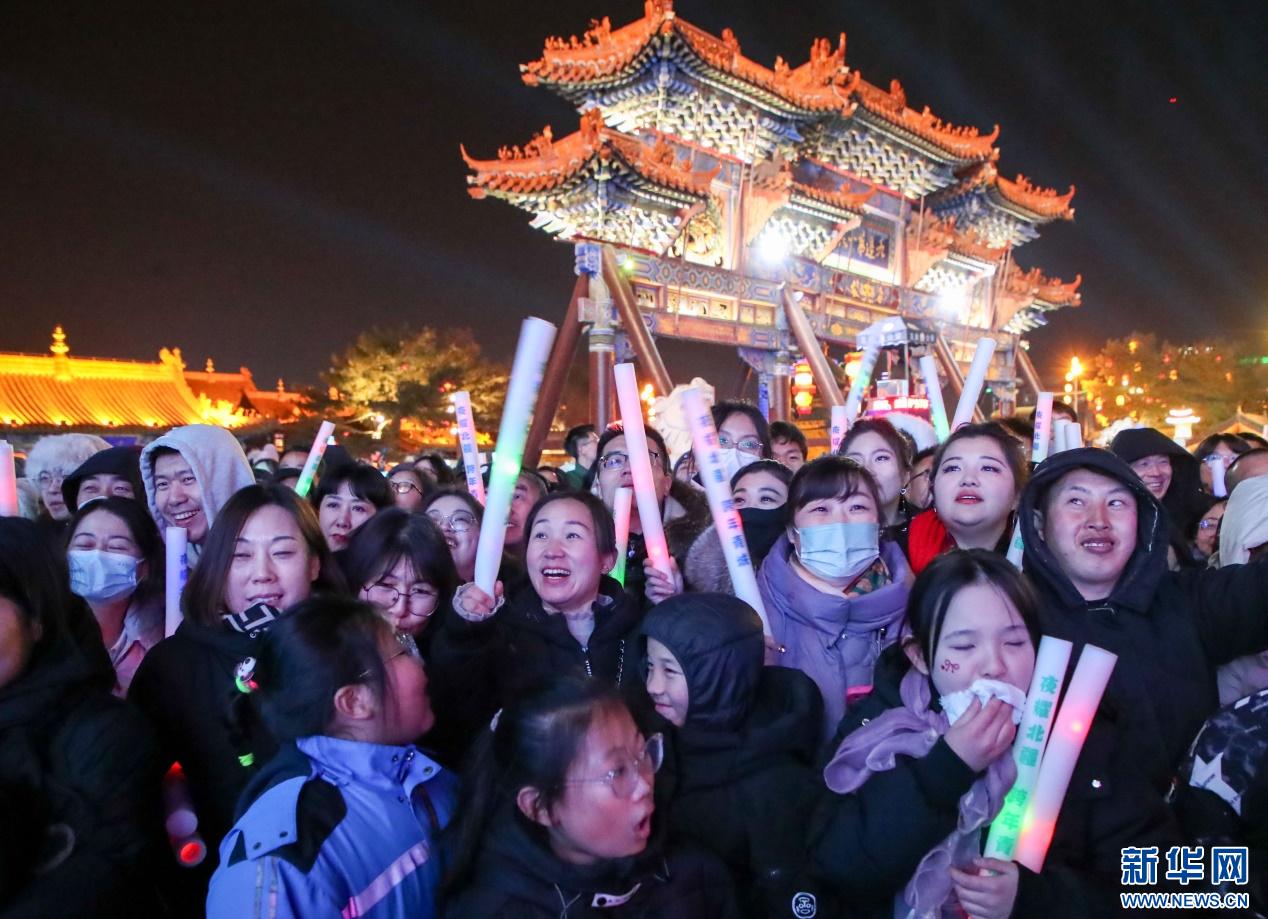 呼和浩特跨年夜：摇滚音乐、璀璨花灯与新年奶茶，2024年最难忘的夜晚  第4张