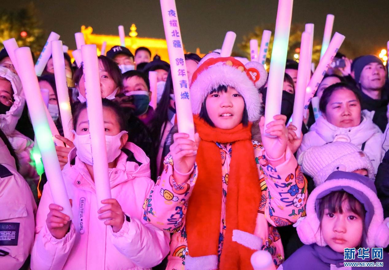 呼和浩特跨年夜：摇滚音乐、璀璨花灯与新年奶茶，2024年最难忘的夜晚  第6张
