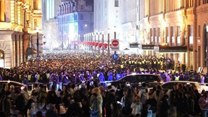 2025年跨年夜，上海外滩如何安全迎接37.8万游客？揭秘黄浦公安的精准管控策略  第1张