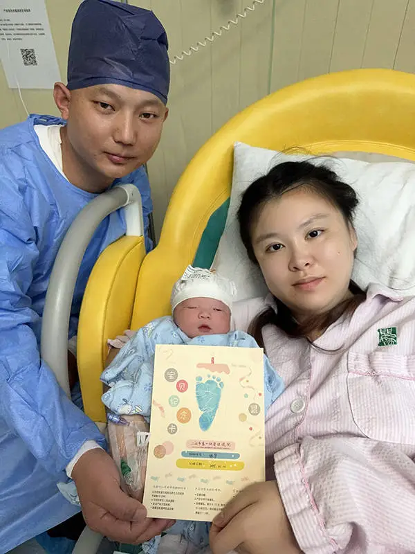 2025年首个元旦宝宝悦悦诞生，粉嘟嘟小脸惹人爱，妈妈期待教她古筝
