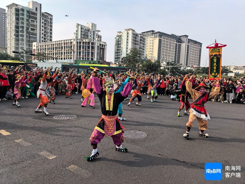 2025年海口海甸岛英歌舞巡游:白脸花须舞者燃爆新年,文化盛宴不容错过 第2张 2025年海口海甸岛英歌舞巡游:白脸花须舞者燃爆新年,文化盛宴不容错过 第2张