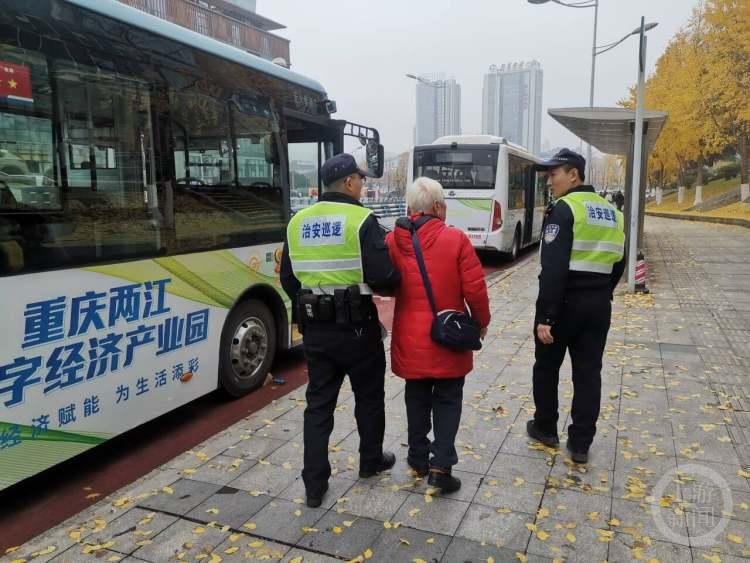 暖心故事：重庆公交司机朱玲如何在新年前夕帮助走失老婆婆与家人团聚  第2张