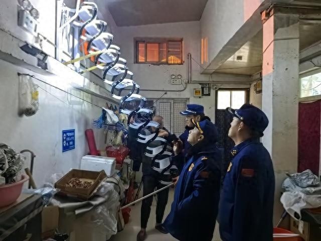 2024年北京石景山区消防救援支队如何确保居民平安跨年？夜查行动揭秘  第1张
