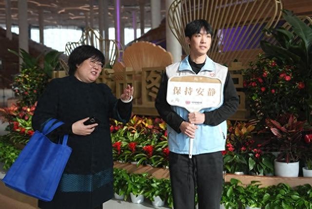 2025年元旦，北京艺术中心与图书馆如何迎接客流高峰？揭秘30名大学生志愿者的暖心服务