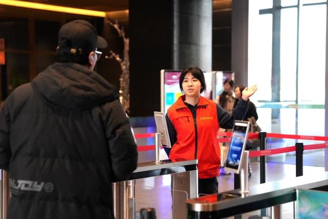 2025年元旦，北京艺术中心与图书馆如何迎接客流高峰？揭秘30名大学生志愿者的暖心服务  第2张
