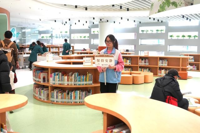 2025年元旦，北京艺术中心与图书馆如何迎接客流高峰？揭秘30名大学生志愿者的暖心服务  第4张