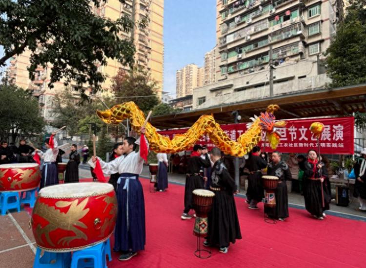 2024年渝北区龙塔街道元旦文艺展演：侨胞侨眷与居民共庆佳节，精彩节目轮番上演