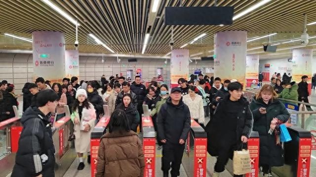太原地铁2号线跨年夜创纪录！25.25万人次客流背后的秘密揭晓  第1张
