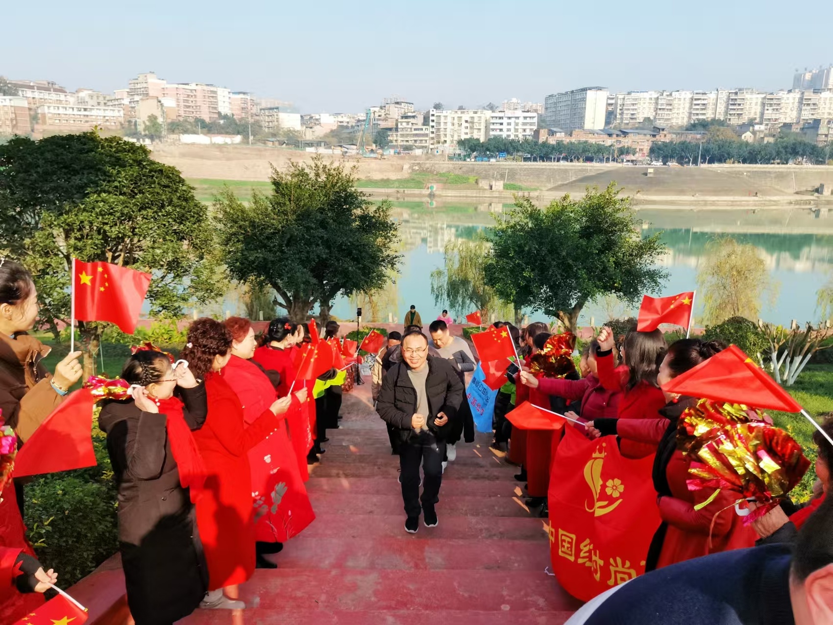100余名干部职工竞走迎新年，3.6公里健康之旅点燃冬日激情  第2张