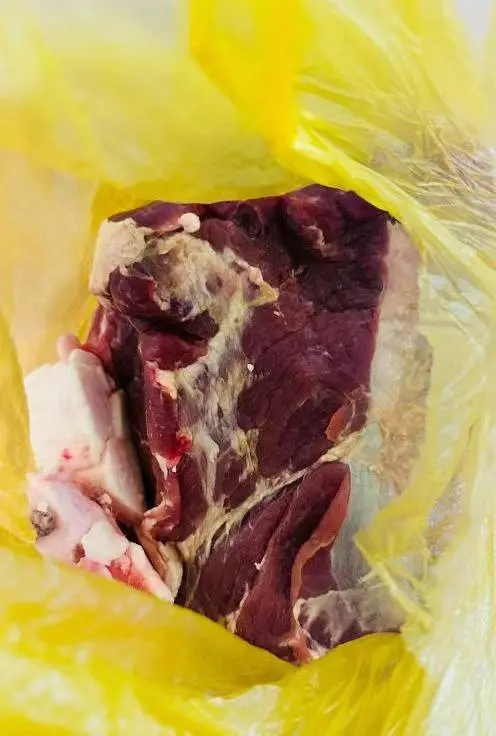 昆明展销会惊现‘挂牛尾卖猪肉’骗局，涉事商家被重罚16万元  第1张