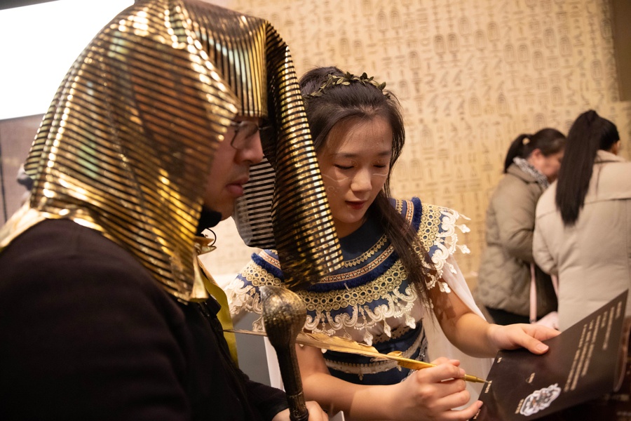 2024跨年夜，上海博物馆上演古埃及奇妙夜：木乃伊与埃及艳后的惊艳亮相  第10张