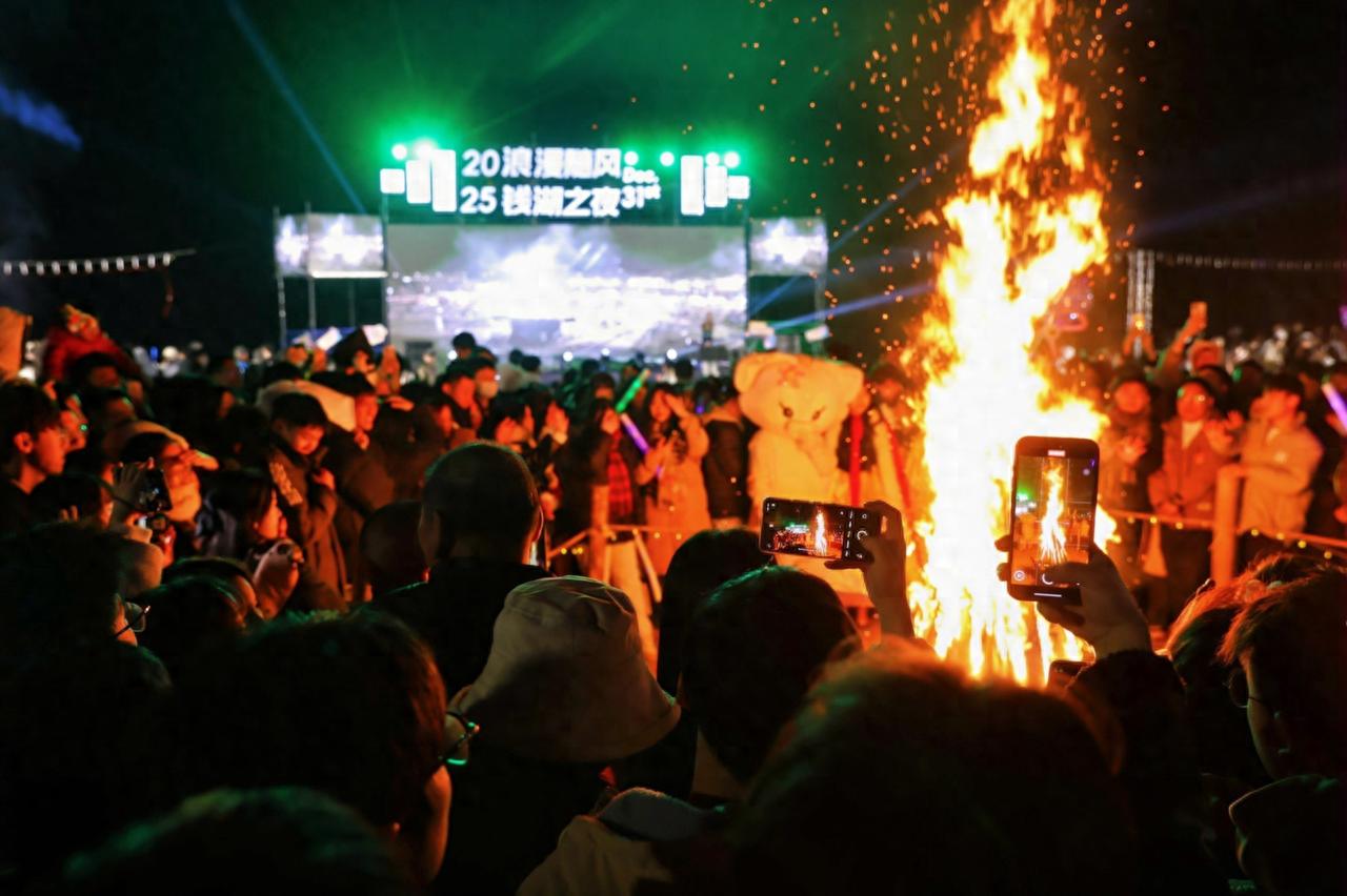 2024年东钱湖跨年夜：浪漫约定再续，百大DJ、篝火晚会等特色活动引爆全场