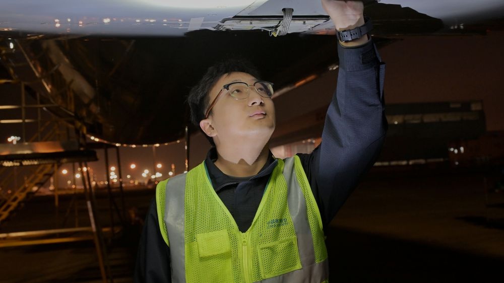 揭秘2025年首飞背后的故事：南航工程师如何在海口机坪上迎接新年，确保每一架飞机的绝对安全  第3张