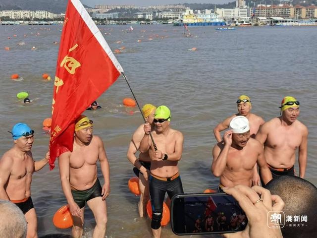 288名冬泳勇士横渡半屏海峡，挑战10℃寒冬，迎接2025新年的第一缕阳光  第2张