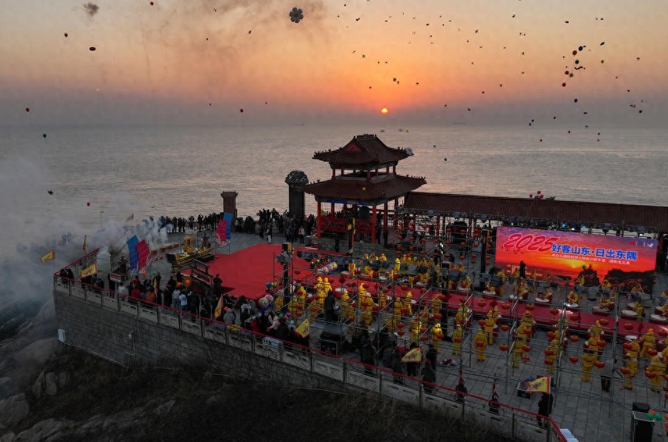 数千人齐聚成山头，迎接2025年第一缕阳光，感受千年古韵与新年祝福的完美交融