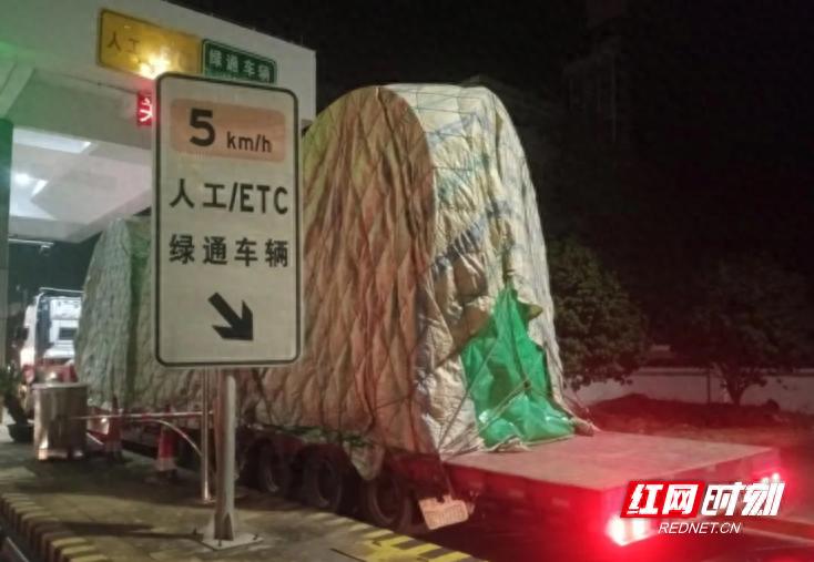 惊！超载率高达86.94%！湖南高速查处大件运输车辆违规事件，司机竟企图蒙混过关