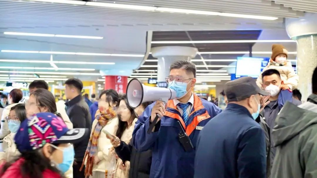 青岛地铁跨年夜延时运营21小时35分钟，14万名乘客平安返程的幕后故事  第2张