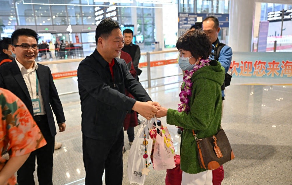 海南热情迎客！100多位旅客收到特色新年礼物，开启放松度假模式