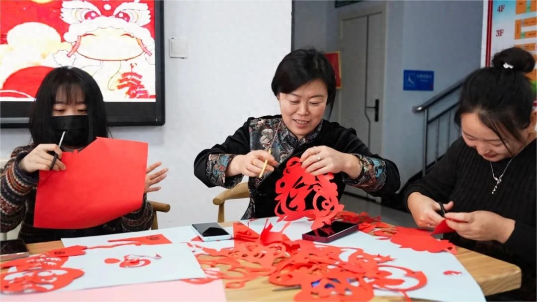 额尔古纳市庆元旦：指尖上的新年，传统剪纸艺术温暖邻里心  第1张