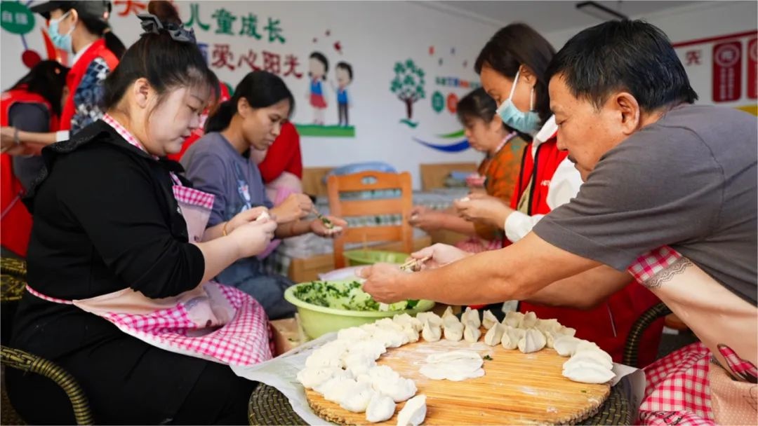 额尔古纳市庆元旦：指尖上的新年，传统剪纸艺术温暖邻里心  第3张