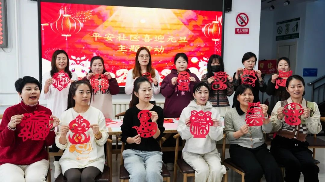 额尔古纳市庆元旦：指尖上的新年，传统剪纸艺术温暖邻里心  第4张