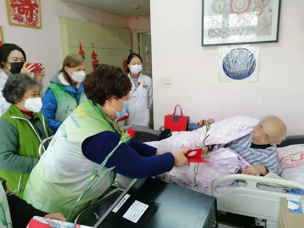 87岁小芳奶奶的周四之约：安宁病房里的癌康志愿者如何点亮夕阳红？  第6张