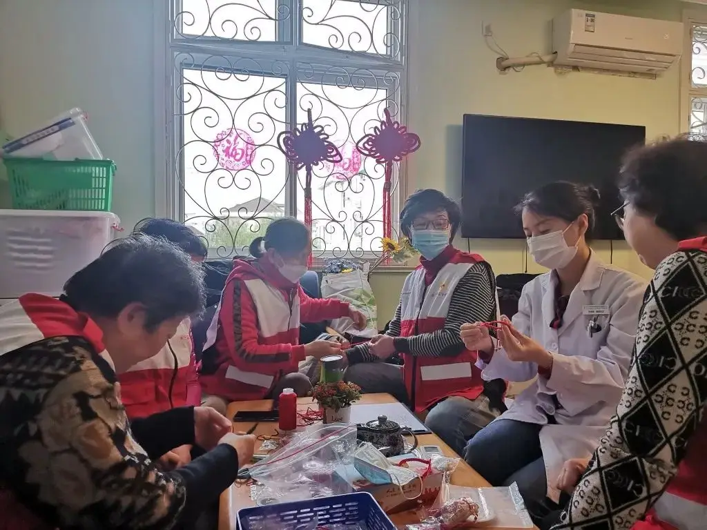 87岁小芳奶奶的周四之约：安宁病房里的癌康志愿者如何点亮夕阳红？  第8张