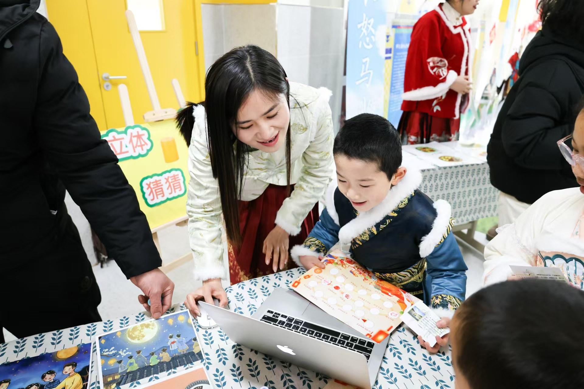2024年蓝田县华胥小学学生乐评嘉年华：传统与学科融合的独特魅力，点亮孩子们的未来之路  第2张