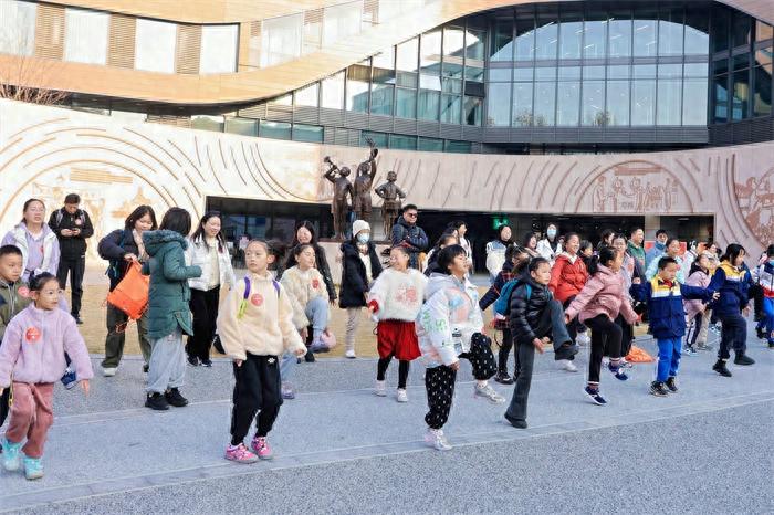 50组家庭齐聚杭州，亲子登山迎新年，笑声与鼓励声中增进感情