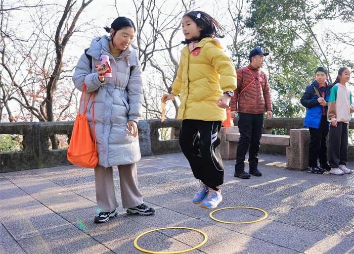 50组家庭齐聚杭州，亲子登山迎新年，笑声与鼓励声中增进感情  第2张