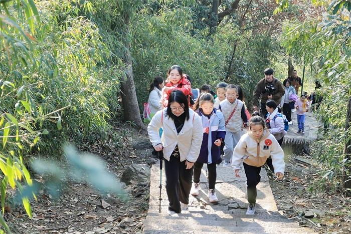 50组家庭齐聚杭州，亲子登山迎新年，笑声与鼓励声中增进感情  第3张