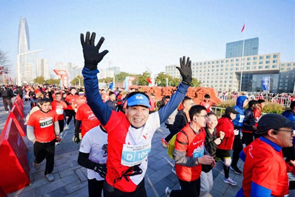 宁波市民广场人声鼎沸！5000人共迎新年第一缕曙光，42年传统健身跑再掀热潮