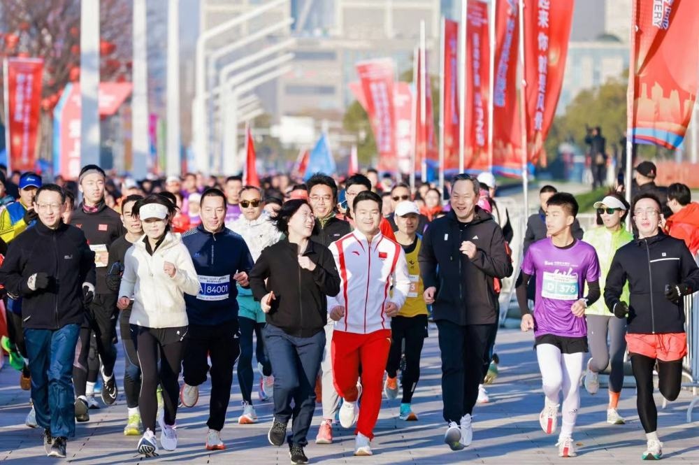 宁波市民广场人声鼎沸！5000人共迎新年第一缕曙光，42年传统健身跑再掀热潮  第2张
