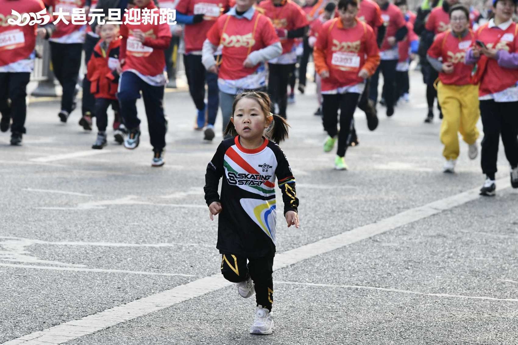 近千名运动爱好者齐聚大邑，以5公里奔跑迎接2025年新气象  第2张