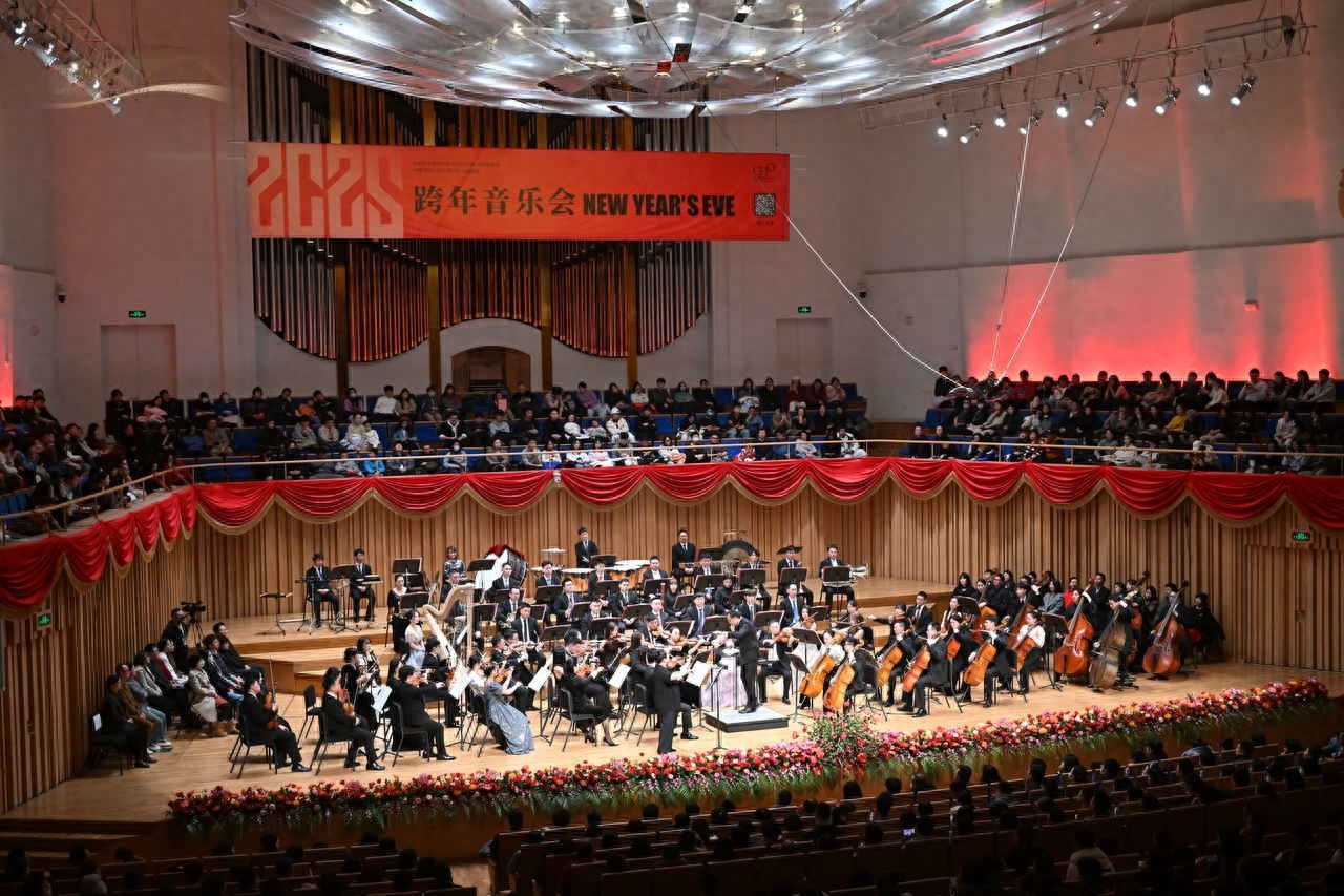 2025成都跨年音乐会：四川交响乐团带你体验麻辣火锅的热辣与激情