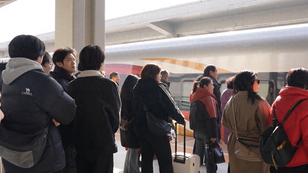 沪苏湖铁路开通首日，湖州东站迎来元旦客流高峰，55分钟直达上海成新宠  第1张