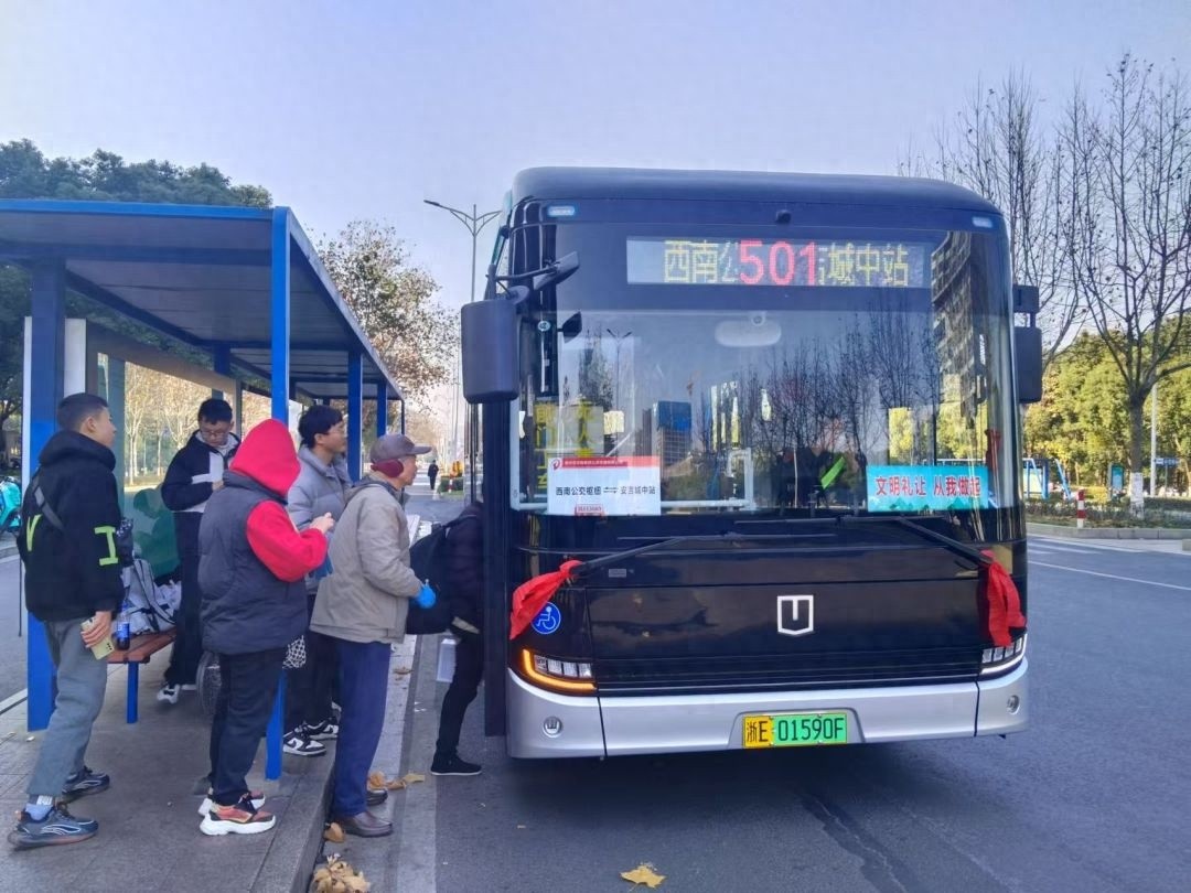 全省首辆醇氢电动公交上路，7分钟加氢续航400公里，湖州新能源公交再添新成员