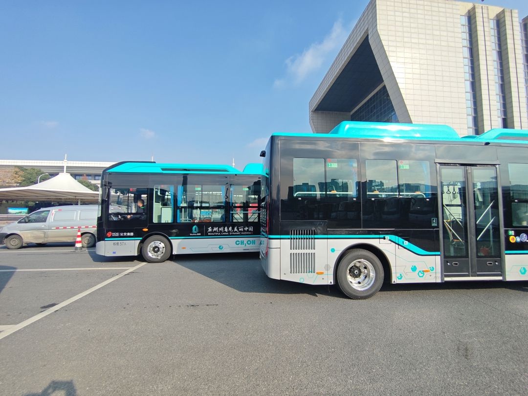 全省首辆醇氢电动公交上路，7分钟加氢续航400公里，湖州新能源公交再添新成员  第2张